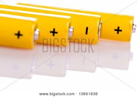 Fire gule batterier liggende