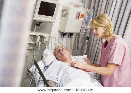 Doktor Überprüfung des Patienten heartbeat