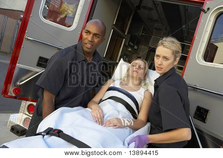 พยาการโหลดผู้ป่วยจากรถพยาบาล