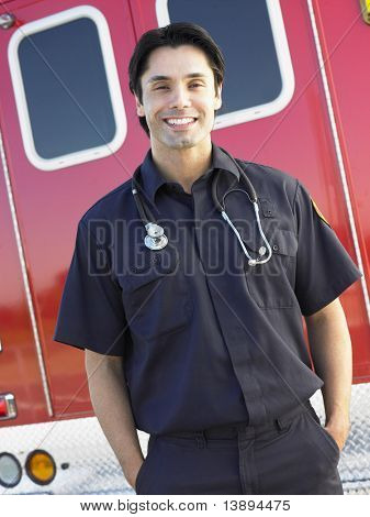 ภาพเหมือนของ paramedic หน้ารถพยาบาล