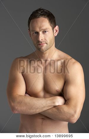 Giovane a torso nudo