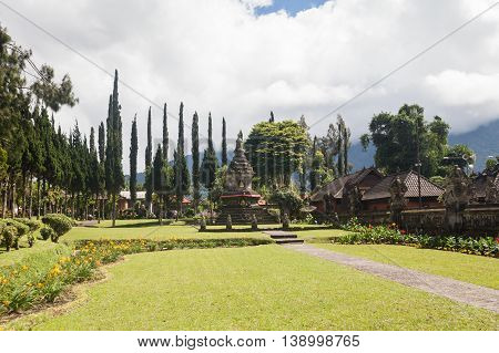 Holiday in Bali, Indonesia - Ulundanu Temple and Lake Beratan