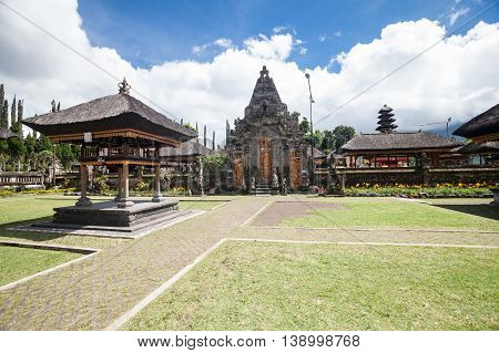 Holiday in Bali, Indonesia - Ulundanu Temple and Lake Beratan