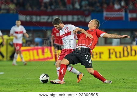 Wien, Österreich - SEPTEMBER 6 Sabri Sarioglu (#22, TUR) und Marko Arnautovic (#7, AUT) kämpfen für th