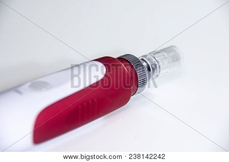 Electronic Device With Needles To Remove Skin Imperfections