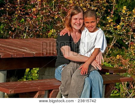 Jóvenes caucásicos madre con hijo de 8 años bi-racial sonriendo