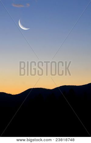 Cresent Moon ผ่านภูเขา