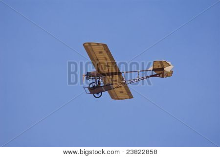 RC Jahrgang Flugzeug hoch fliegen