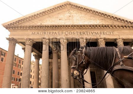 Pferdekutsche und Pantheon