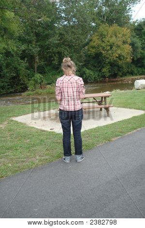 Femmina a piedi verso il tavolo da Picnic