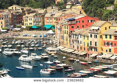 Tekne ve Yat ve Portofino - Liguria küçük kasaba çok renkli evler küçük koy görüntüleyin