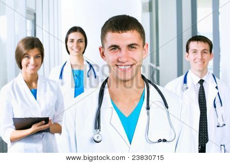 Jeune médecin et ses collègues