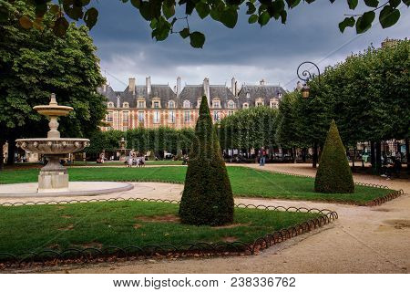 Paris, France - August 8, 2017. Place Des Vosges, Also Known As Place Royale. One Of The Oldest Pari
