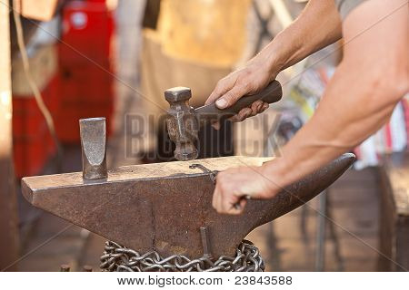 ค้อน ทั่ง และมือของช่างตีเหล็ก