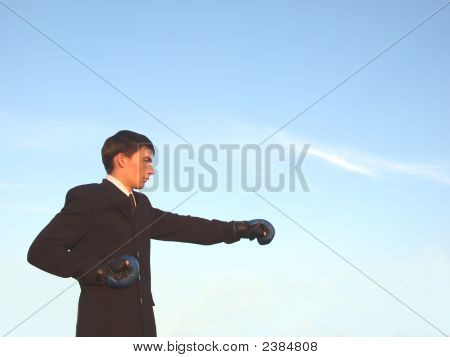 Uomo d'affari boxe