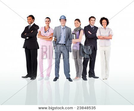 Pessoas sorridentes posando contra um fundo branco