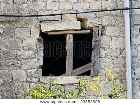 Vecchia finestra In rovine Histiruc