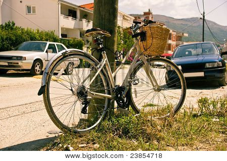 Biciclette parcheggio sulla strada di villaggio