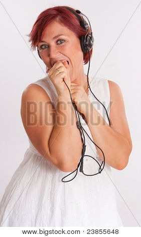 Sonriente rojo cabeza con auriculares