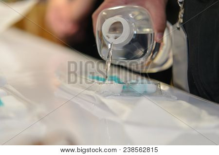 pouring normal saline into medical nursing set