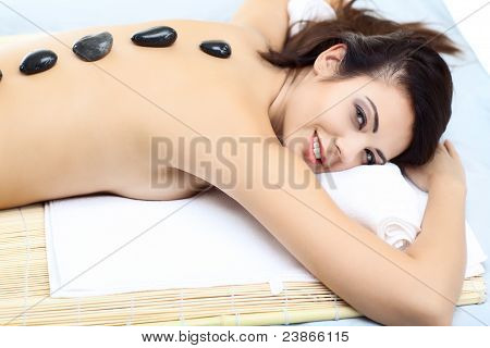 donna di bellezza nella spa