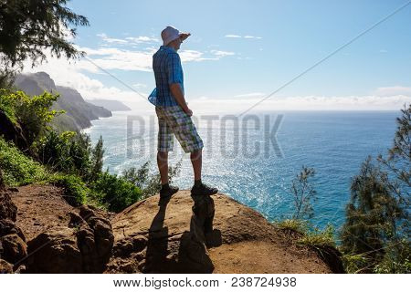 Hike in Na Pali coast in Kauai icland, Hawaii
