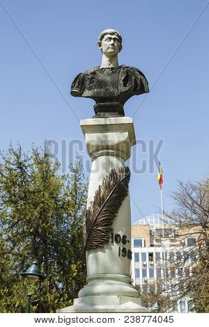 Drobeta Turnu-severin, Romania-april 04: The Statue Of Roman Emperor Trajan On April 04, 2018 In Dro