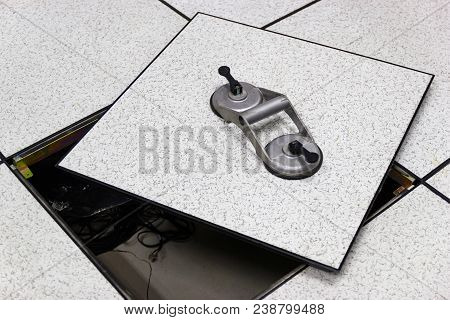 Suction Lifter - Tool Platform - The Open Floor In Server Room Raised Floor Tile Lifter