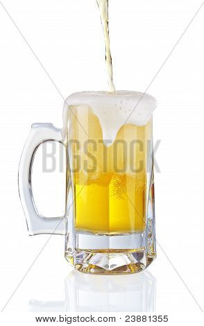 Bier in ein Glas gegossen