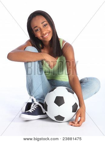 Fille de l'école de Soccer adolescente afro-américaine