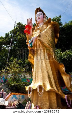 Kuan Yin e blu cielo a Khao Sam Muk, Chonburi.