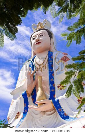 Kuan Yin e blu cielo a Khao Sam Muk, Chonburi.