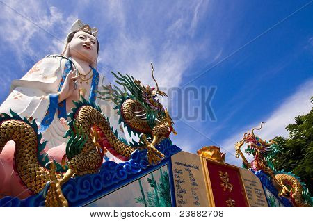 Kuan Yin e blu cielo a Khao Sam Muk, Chonburi.