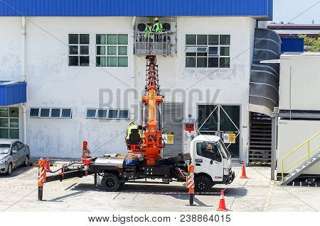 Labuan,malaysia-apr 10,2018:the Quality Assured Technicians Checking,repairing And Maintenance Airco