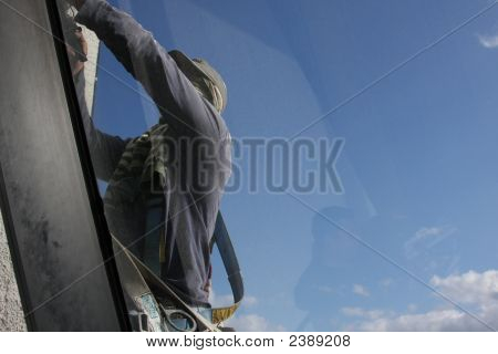 Man vaststelling venster op luchthaven