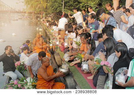 Bangkok ,thailand - Mar 11,2018 ,in Morning ,monks Are In A Boat Trip To Pick Up The Food And Flower