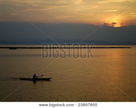 Kajakken bij zonsondergang