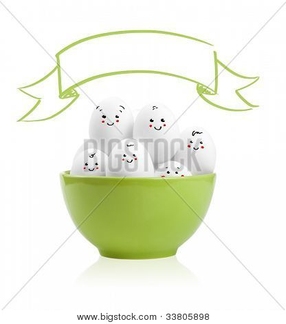 Happy bemalte Eier in einer Schüssel, isolated on white