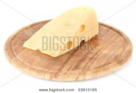 ? heese su tavola di legno isolata on white