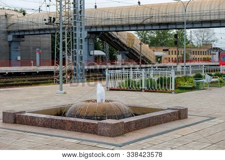 Bologoye, Russia - August 8, 2019: Fountain Near The Building Of The Railway Station In The City Of 