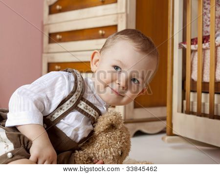 小さな子供の赤ちゃん男の子の幸せな陽気な笑顔屋内 babyroom グッズ