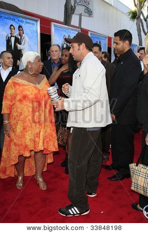 LOS ANGELES-JUN 4: Adam Sandler, Luenell Campbell en el estreno de Columbia Pictures ' que mi