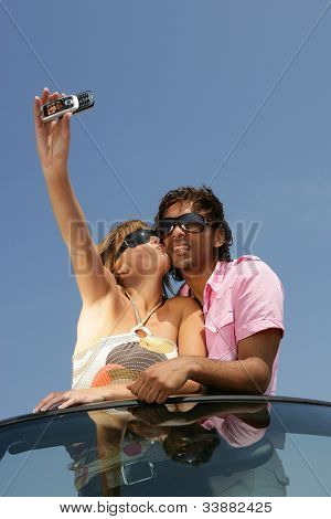 Coppia prendendo un autoritratto con un cameraphone