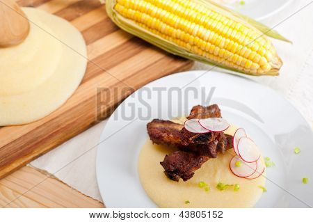 Ribbs หมูบนข้าวโพด Polenta ครีมเตียง