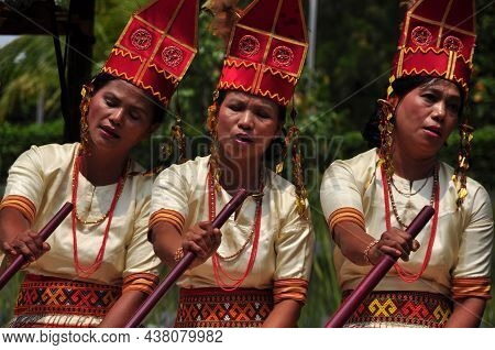 Toraja, Indonesia - November 11, 2013 : Tana Toraja Woman With Traditional Dress At Food Festival Ce