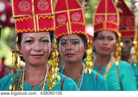 Toraja, Indonesia - November 11, 2013 : Tana Toraja Woman With Traditional Dress At Food Festival Ce