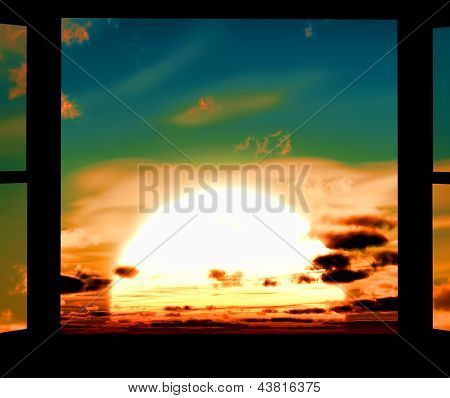 Fenster der Gelegenheit mit Blick auf Dramatischer Himmel und riesige Sonne