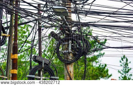 Electric Cables With Community Amplifiers Are Old, Unmanaged In Selective Focus