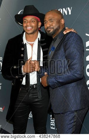 LOS ANGELES - OCT 23:  Jimmie Allen, Wayne Brady at 2021 Ebony Power 100 at the Beverly Hilton Hotel on October 23, 2021 in Beverly Hills, CA