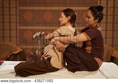 Masseuse Employing Arm Wraparound Pullback With Knee Press Technique